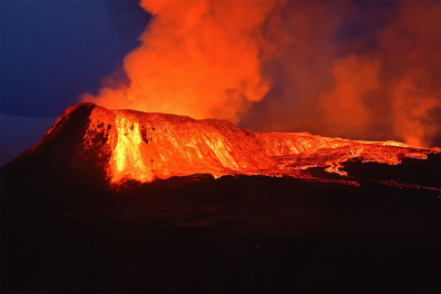 Eruption volcanique nocturne spectaculaire (1) - 1mn 41s